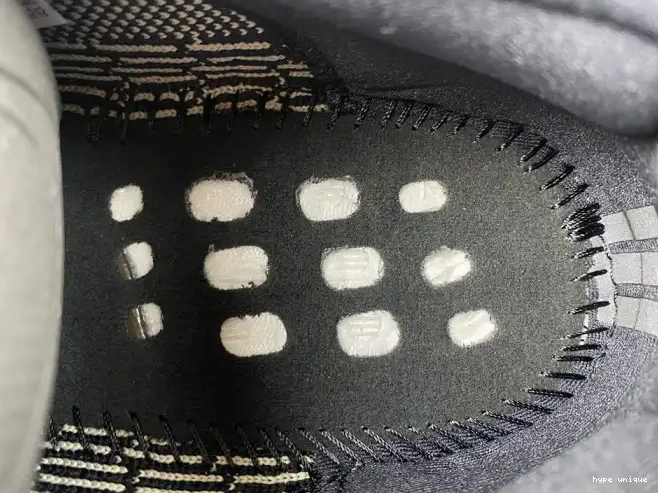 hype White V2 Adidas Black Boost 350 Yeezy Core BY1604 0531